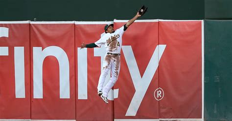 Coco Crisp makes amazing catch to rob a home run