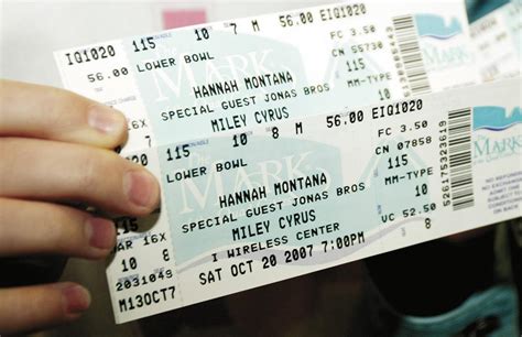 Fans line up in Moline for a shot at Hannah Montana tickets | Local ...