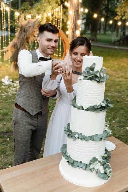 Premium Photo | Wedding cake cutting