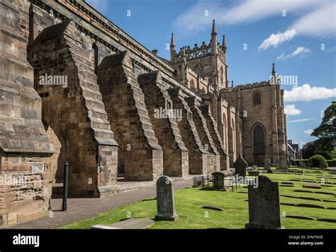 graveyard and abbey of dunfermline Stock Photo - Alamy