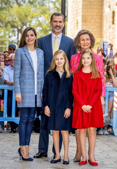 King Felipe, Queen Letizia of Spain (L) and their daughters Infanta ...