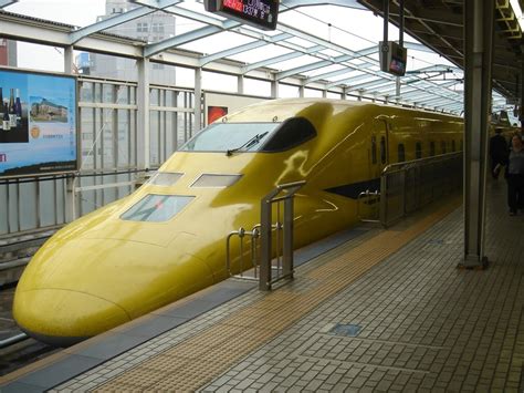 Woolwich Online: Featured Train: Japan's Golden Bullet Train, Called `Doctor Yellow'