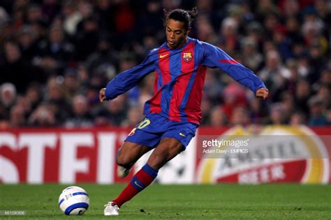 Barcelona's Ronaldinho strikes a free-kick | Free kick, Top soccer ...