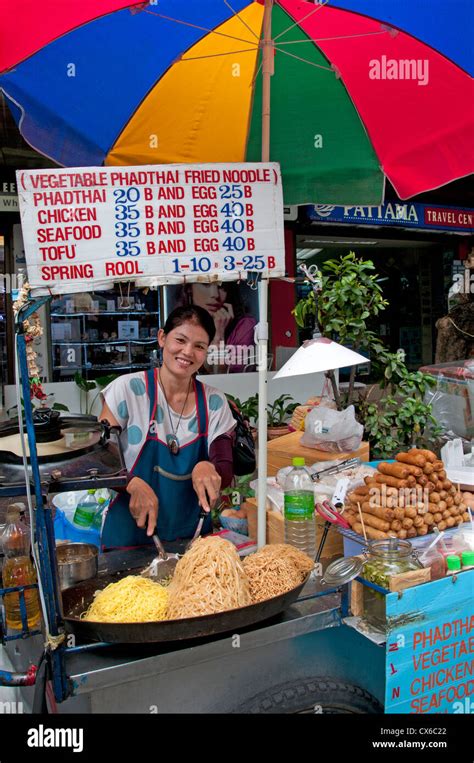 Khao San Road Bangkok Thailand Thai market food vendor Stock Photo - Alamy