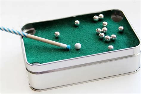 31 Wonderful Crafts You Can Make with an Altoid Tin