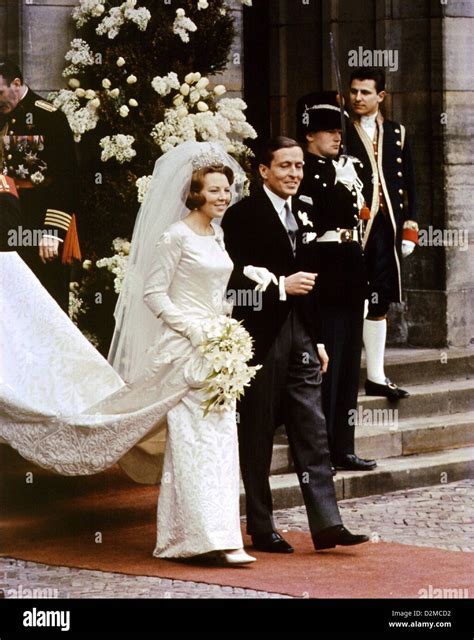 QUEEN BEATRIX OF THE NETHERLANDS ABDICATION FILE PIX: Wedding Crown ...