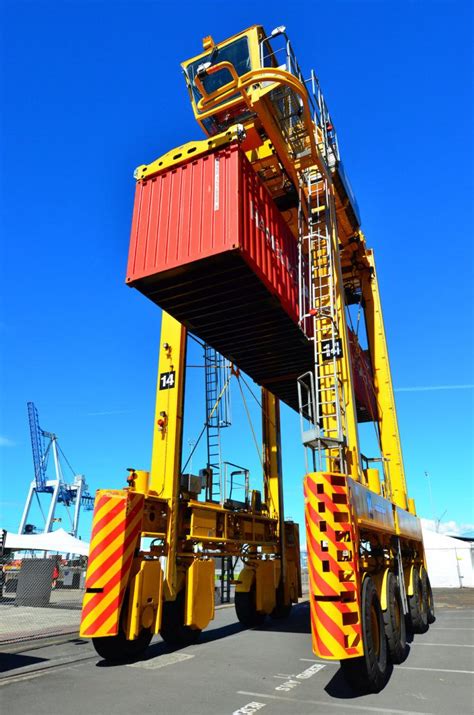 Straddle Carriers - Design, Operation, Advantages And Disadvantages