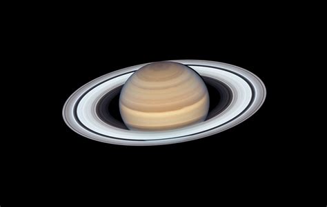 Saturn and Its Rings Look Truly Spectacular in This Hubble Telescope ...