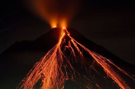 Volcan Arenal en éruption - Costa Rica Nocturne, Guatemala, Volcano Wallpaper, Volcan Eruption ...