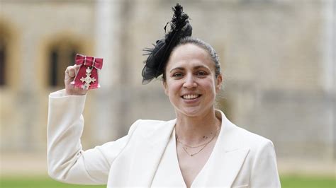 The Princess Royal hands rugby referee Sara Cox an MBE - BBC News