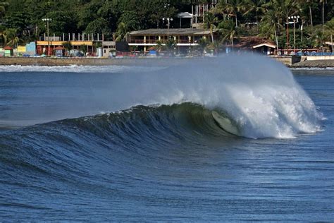 A beautiful wave breaking inside at La Paz, not a person in sight to ...