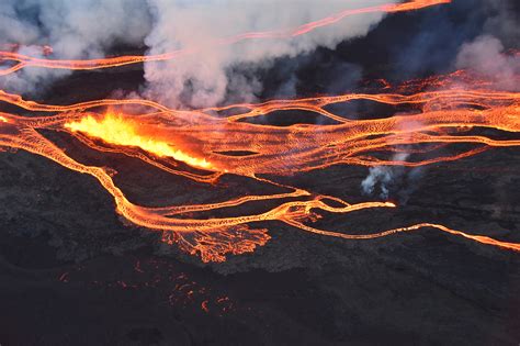 Striking new aerial footage shows Mauna Loa volcano eruption