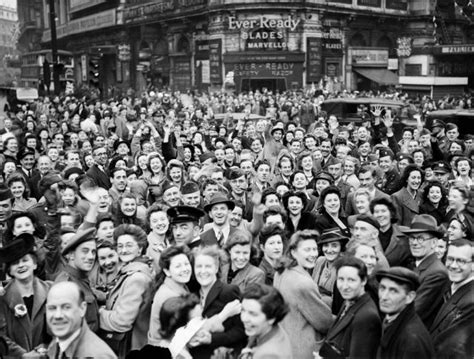 Happy and Glorious! Fantastic Pictures of VE Day in London, 1945 - Flashbak