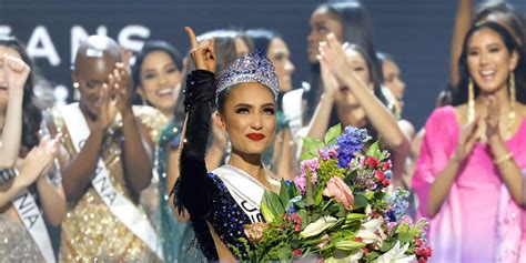 Photos show the emotional moment when Miss USA was crowned the winner of Miss Universe - IMPROVE ...