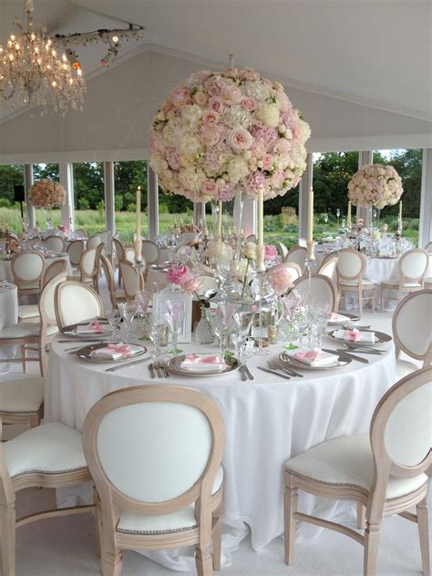 Comment mettre en scène un mariage romantique couleur rose pâle ? - Mariage.com | 웨딩 파티, 천장 디자인, 꽃