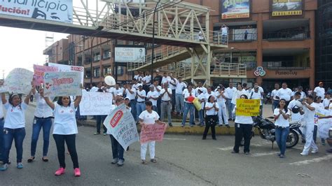 Trabajadores de Hermo cierran accesos a Santa Teresa del Tuy (Fotos)