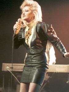 Bonnie Tyler chosen as Eurovision UK entry - BBC News