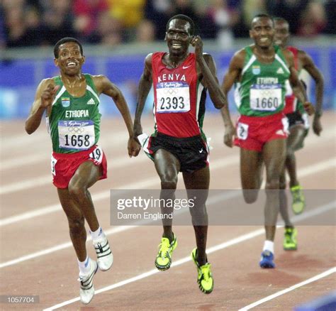 Haile Gebrselassie of Ethiopia on his way to winning the Men's 10000m... | Running, Running pose ...