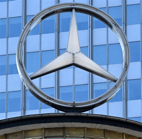 Abgasmanipulation: Kraftfahrt-Bundesamt droht Mercedes mit „Betriebsuntersagung“ - WELT