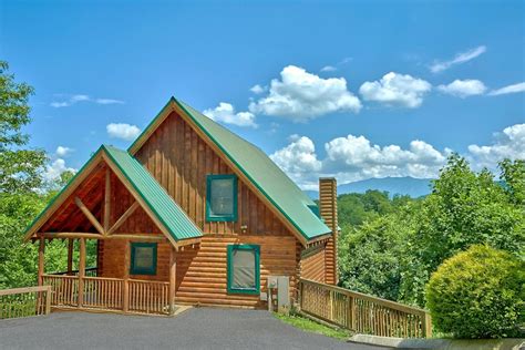 A Mountain View Theater Lodge Cabin in Pigeon Forge w/ 4 BR (Sleeps12)