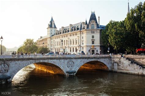 Notre Dame and Île de la Cité Walking Tour, France