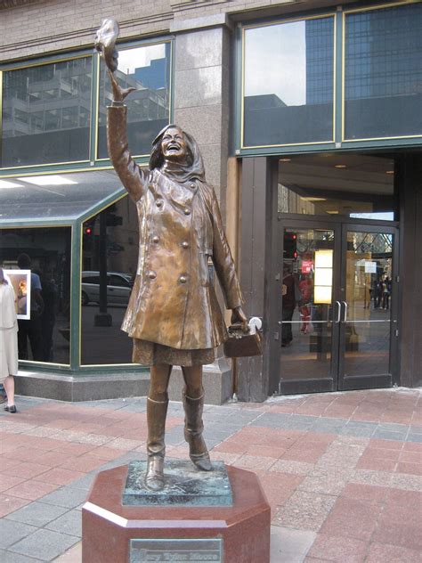 Mary Tyler Moore Statue | In early May 2002, cable TV networ… | Flickr