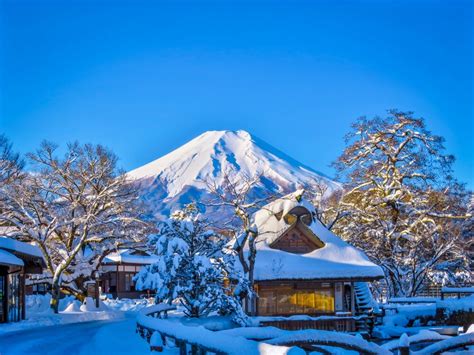 雪の忍野八海と富士山 | 絶景事典