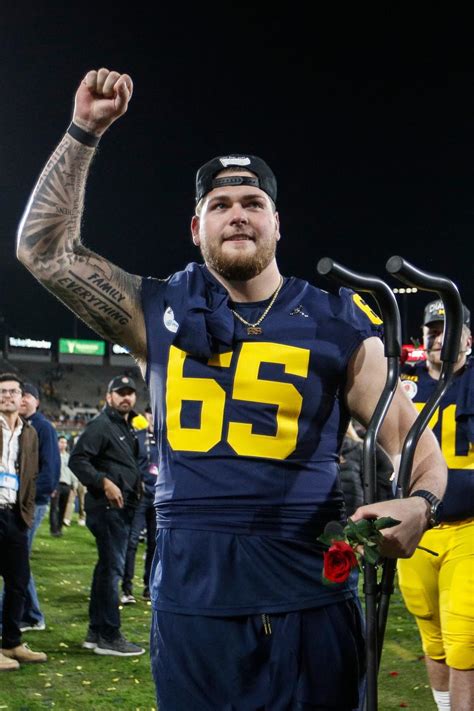 Former Michigan Football star Zak Zinter cleared 'for pretty much everything' - Yahoo Sports