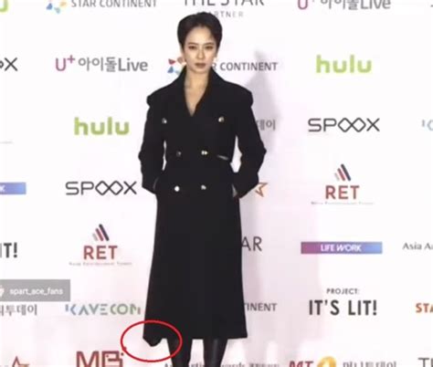 Song Ji Hyo appears at ceremony in a coat with a ripped hem, fuels criticisms towards her stylist