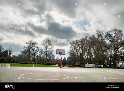 Unoccupied basketball playground in Ravenscourt Park. London Stock ...