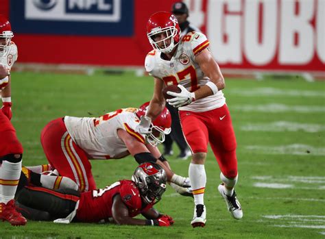 Travis Kelce crosses the 1,000 yard mark for fifth consecutive season