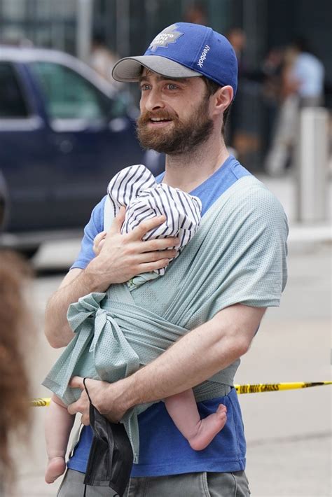 Daniel Radcliffe & His Family: Photos Of The Actor With His GF & Kid – Hollywood Life