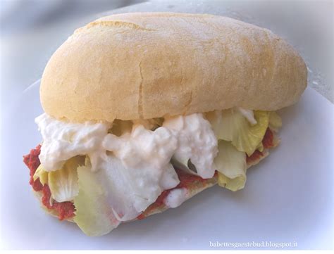 Babettes gæstebud.: Picnic sandwich with sun-dried tomato pesto, curly endive salad and ...