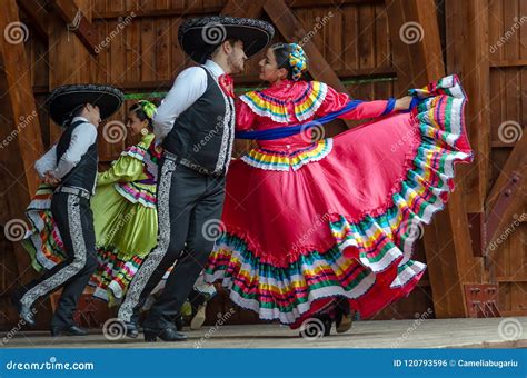 Mexican Dancers in Traditional Costumes Editorial Photo - Image of ...