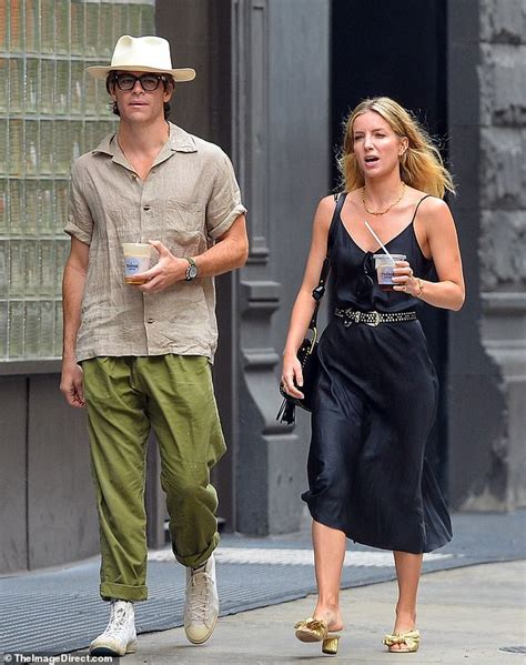 Chris Pine and Annabelle Wallis hold hands day date in New York City | Daily Mail Online