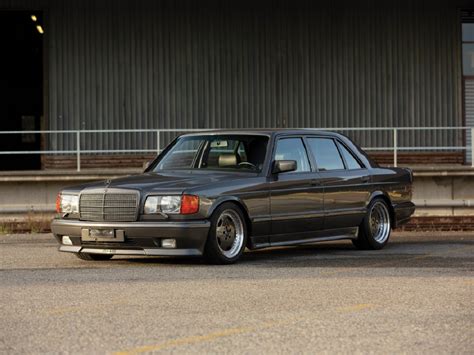 Mercedes-Benz 560 SEL AMG: un esemplare importato dal Giappone atteso all’asta - MBenz.it