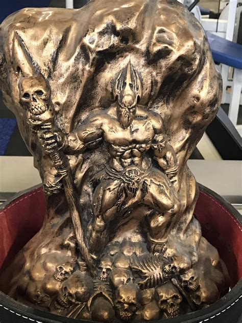 There’s a statue of the Lich King in my gym... : r/wow