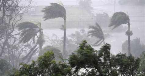 Cyclone Debbie: Deadly storm strikes Australia as thousands flee