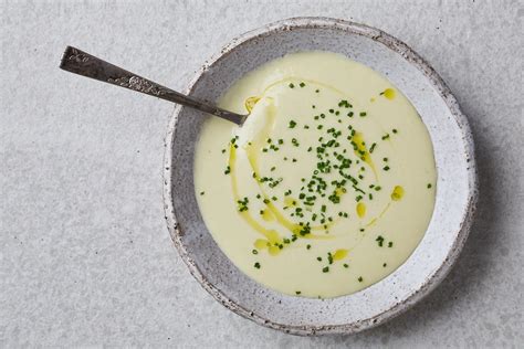 Vichyssoise: sopa cremosa de alho-poró e batata - Casa e Culinaria