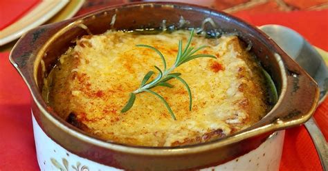 Sopa de cebolla con queso gratinado: prepárala fácilmente