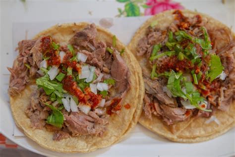 Barbacoa de hoyo tacos Hidalgo style de borrego : tacos