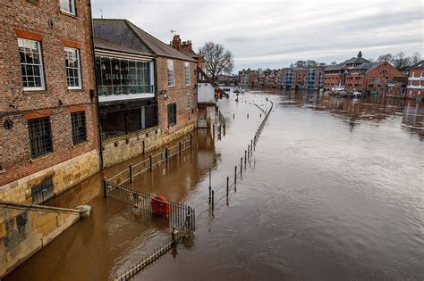 Pictures show river on the rise in York – and flood warnings say it could peak above 4m | YorkMix