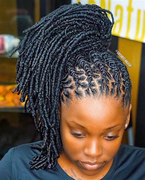 L’image contient peut-être : 1 personne, gros plan | Locs hairstyles ...