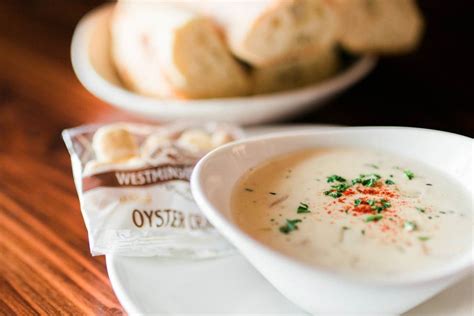 Kyllos' Bowl of chowder with crackers