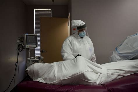 Photos: Inside a Houston Hospital During a Coronavirus Surge - The Atlantic