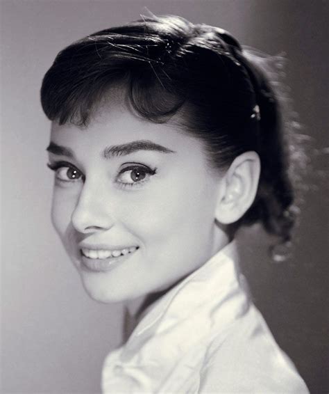 Audrey Hepburn 1956 : r/OldSchoolCool