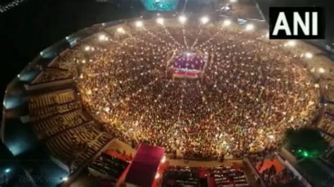 Aerial view of hundreds of people doing Garba during Navratri wows ...