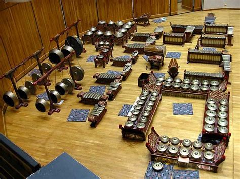 The UW-Madison gamelan ensemble. | Indonesia, Instrumen, Alat