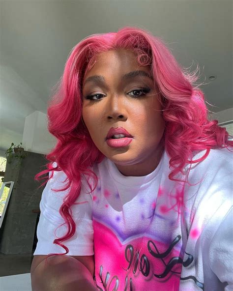 Hot Pink! Lizzo Unveils New Fuchsia Hair Transformation - Big World Tale