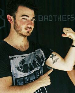 Kevin Jonas 2024: Wife, net worth, tattoos, smoking & body facts - Taddlr